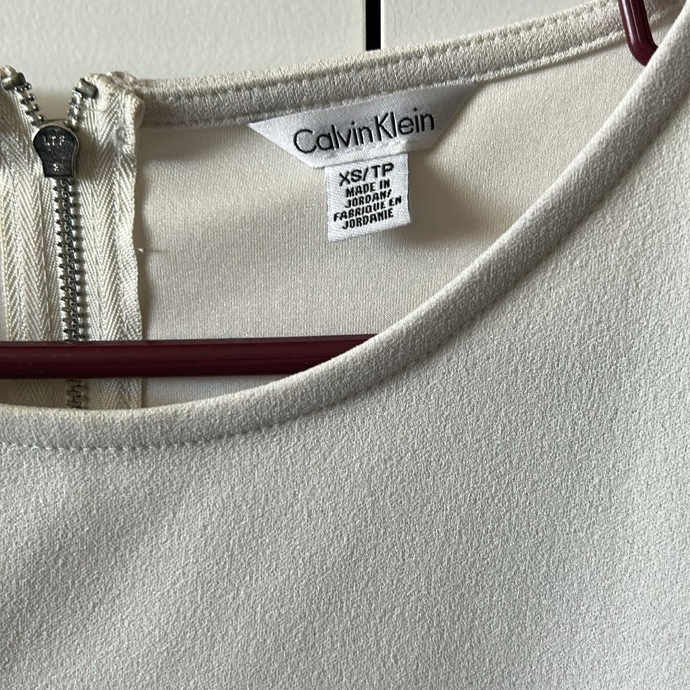 Calvin Klein Cut out Colorblock Top - Picture 5 of 10